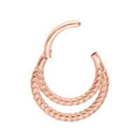 Double Twisted Clicker en oro rosa de acero quirúrgico 316L sobre fondo blanco