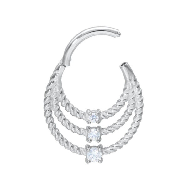 Anillos de piercing retorcidos de plata con cristales claros sobre fondo blanco