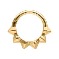 Clicker de septum dorado con espigas puntiagudas sobre fondo blanco