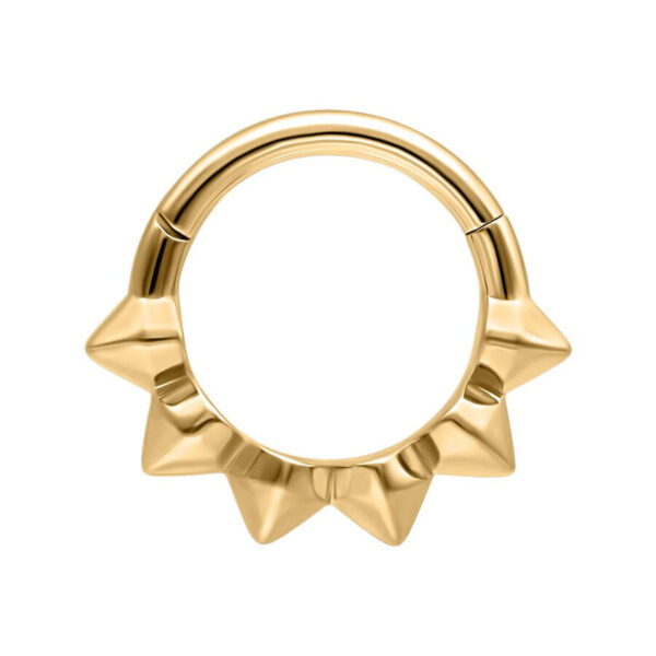 Clicker de septum dorado con espigas puntiagudas sobre fondo blanco