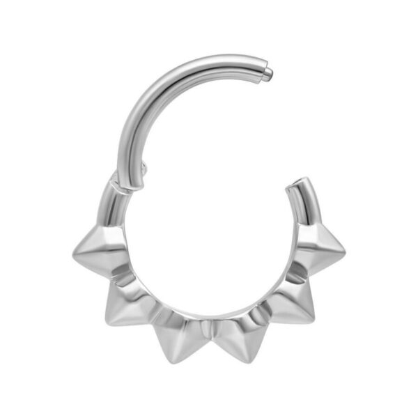 Anillo de piercing Spikes Clicker de plata de acero quirúrgico sobre fondo blanco