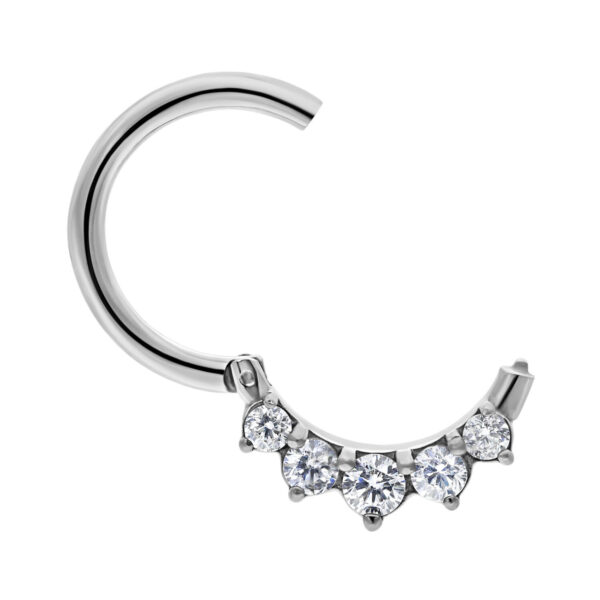 Anillo de piercing plateado de acero quirúrgico con cinco cristales claros sobre fondo blanco