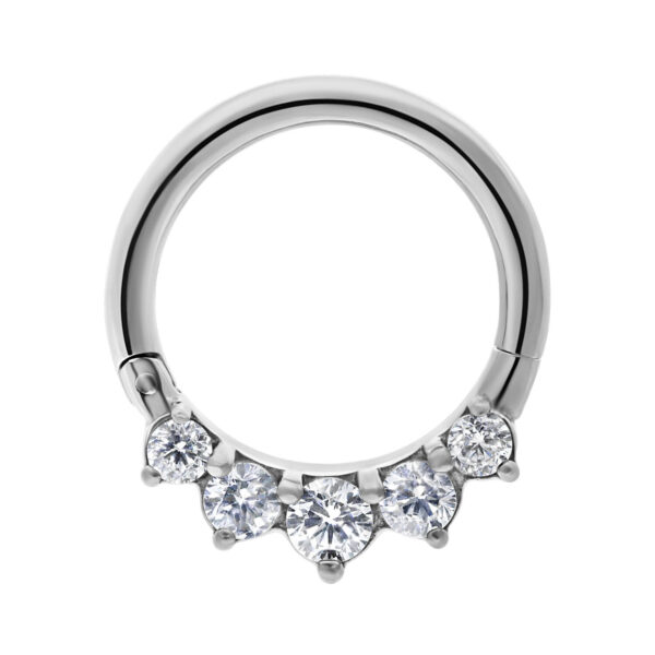 Anillo de piercing plateado con cristales claros sobre fondo blanco