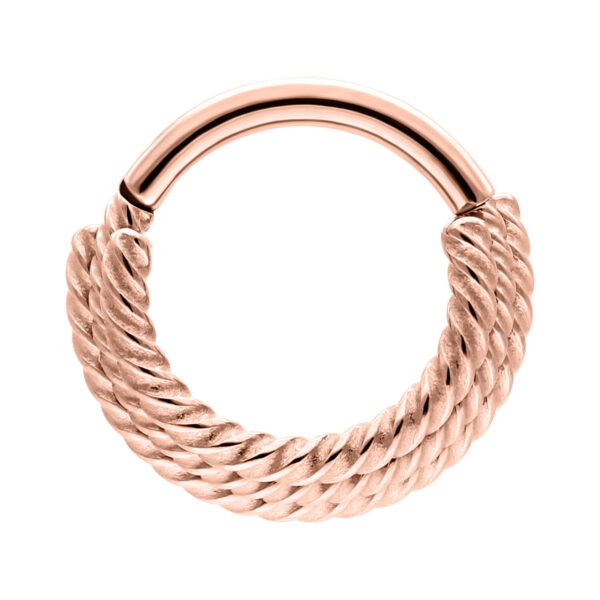 Clicker de septum en oro rosa con tres cuerdas torcidas sobre fondo blanco