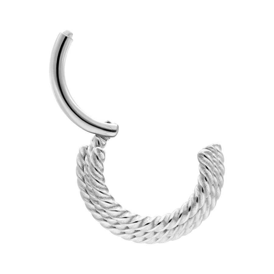 Clicker de septum plateado con tres cuerdas trenzadas sobre fondo blanco