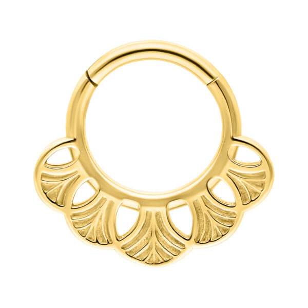Clicker de septum dorado con diseño de Ginkgo sobre fondo blanco