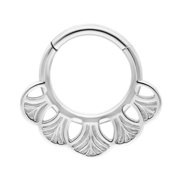 Anillo de piercing Ginkgo Clicker de plata sobre fondo blanco