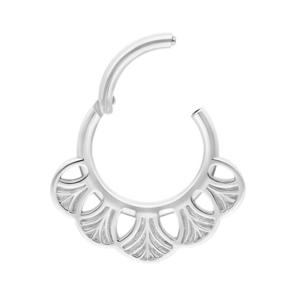 Anillo piercing Ginkgo Clicker plateado con diseño detallado sobre fondo blanco