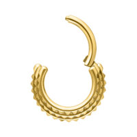 Clicker de septum dorado con diseño de triple spike sobre fondo blanco