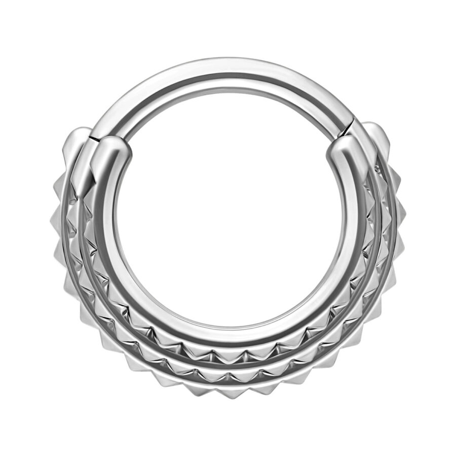 Clicker de septum plateado con diseño de triple spike sobre fondo blanco