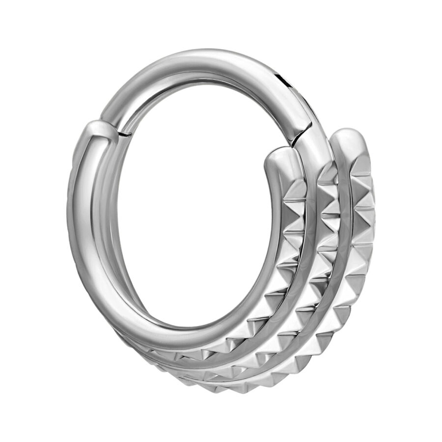 Clicker de septum articulado en plata con diseño de triple spike sobre fondo blanco