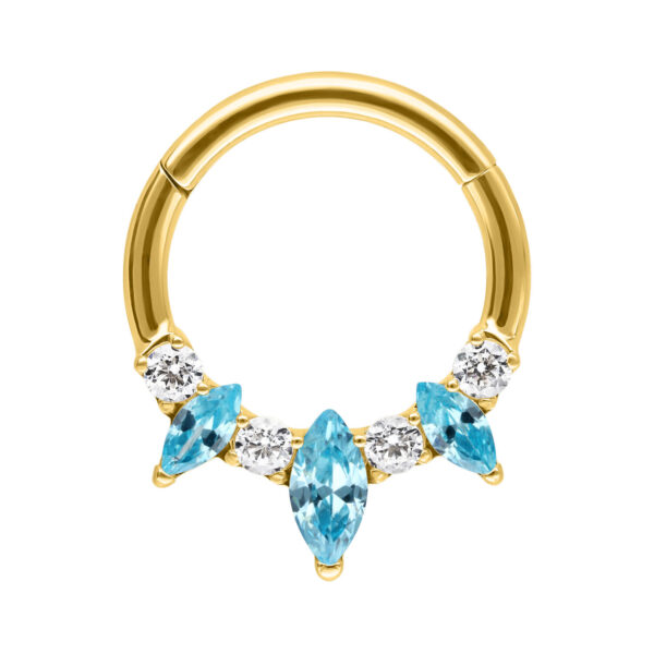 Anillo de piercing dorado con cristales color aguamarina sobre fondo blanco