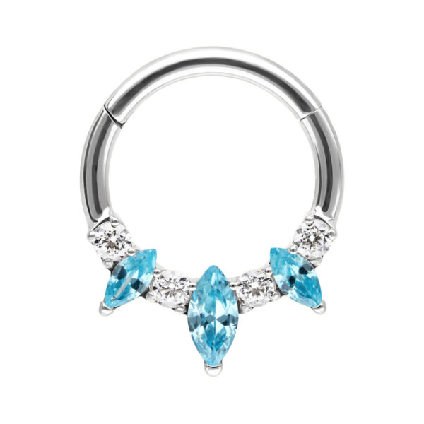 Septum Clicker de plata con cristales de aguamarina sobre fondo blanco