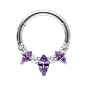 Clicker de septum plateado con tres cristales de amatista morados sobre fondo blanco