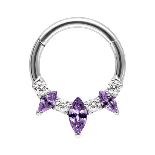 Clicker de septum plateado con tres cristales de amatista morados sobre fondo blanco