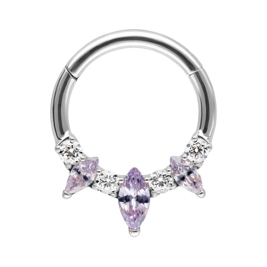 Septum Clicker plateado de acero quirúrgico con cristales lavanda sobre fondo blanco