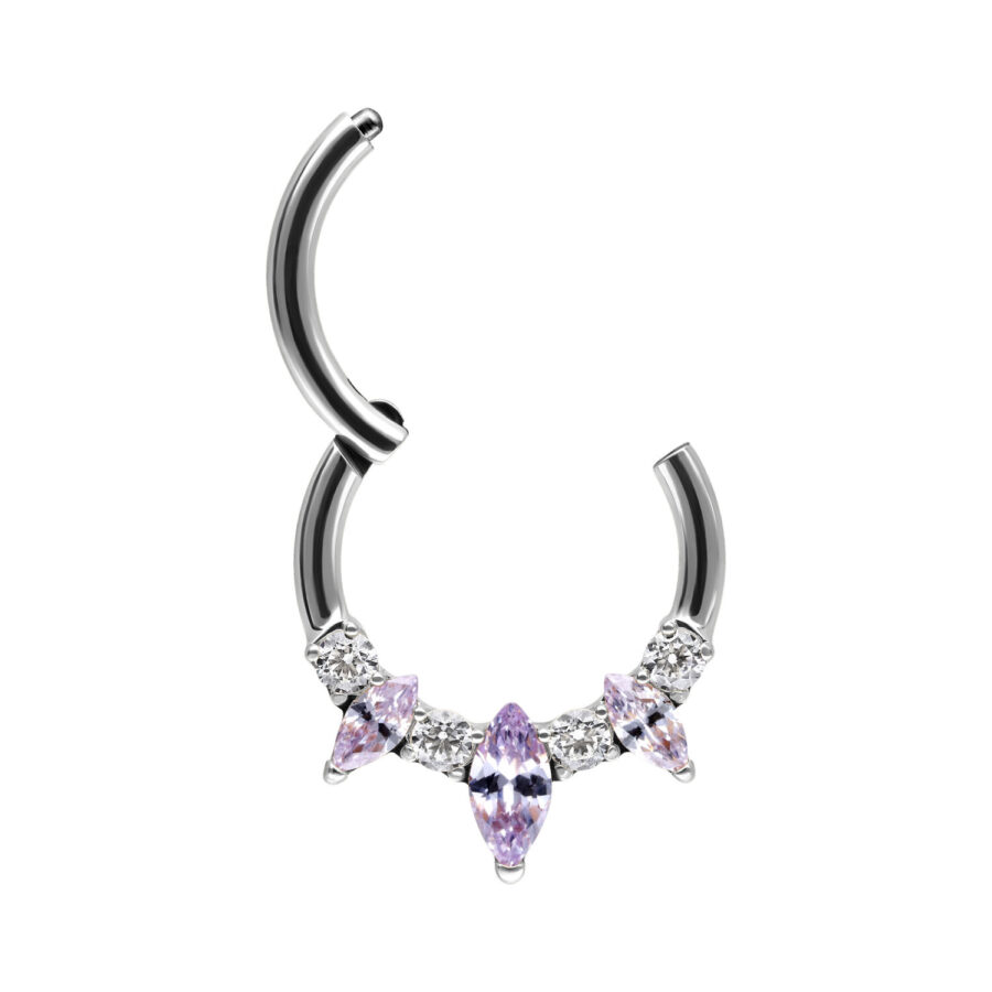 Clicker de septum de metal plateado con cristales lavanda sobre fondo blanco