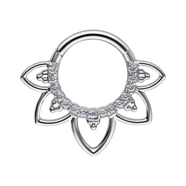 Clicker de septum plateado con diseño de flores y cristales sobre fondo blanco