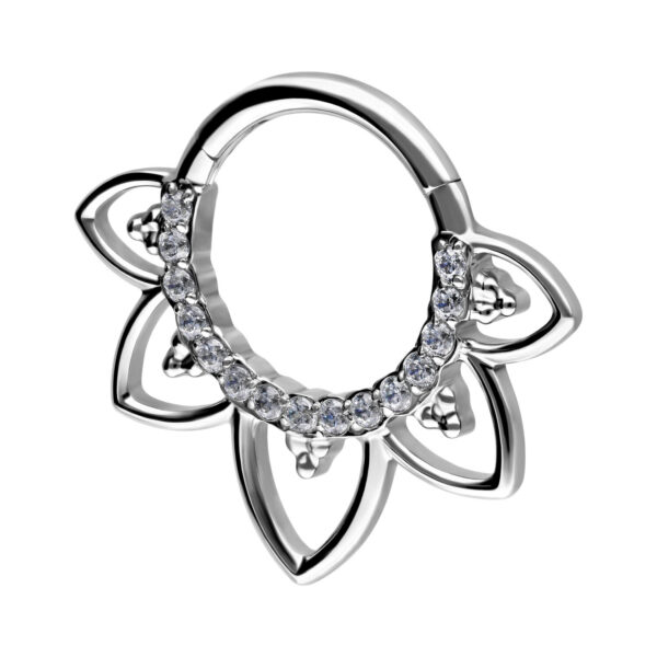 Clicker de septum plateado con diseño floral y adornos de cristal sobre fondo blanco