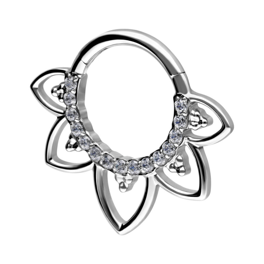 Clicker de septum plateado con diseño floral y adornos de cristal sobre fondo blanco