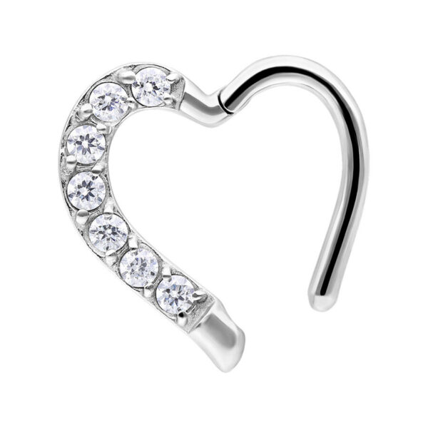 Anillo de piercing de corazón plateado con cristales claros sobre fondo blanco