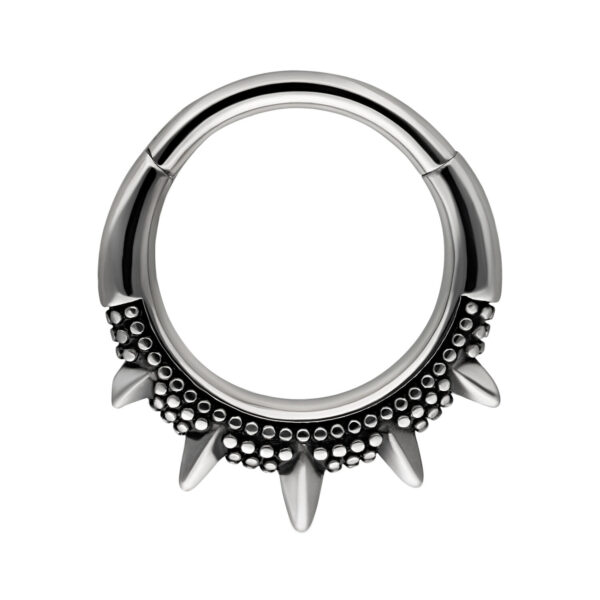Anillo de piercing oriental con tachuelas y picos, negro-plata, sobre fondo blanco
