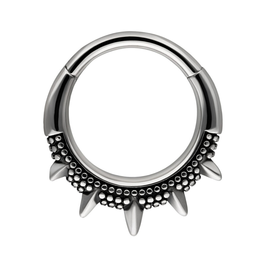 Anillo de piercing oriental con tachuelas y picos, negro-plata, sobre fondo blanco