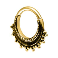 Anillo de piercing dorado con mecanismo de clic sobre fondo blanco