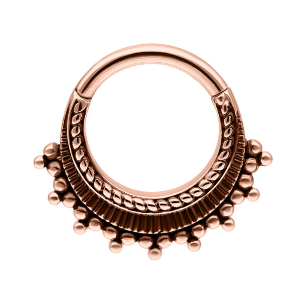 Anillo de piercing en oro rosado con bisagra y bolas decorativas sobre fondo blanco