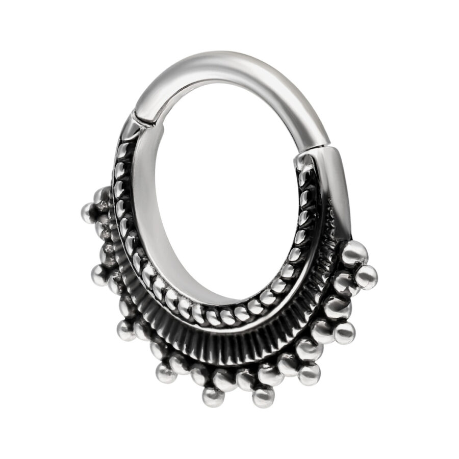 Clicker de septum plateado de acero quirúrgico 316L sobre fondo blanco