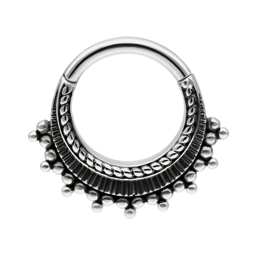 Aro de piercing plateado con adornos sobre fondo blanco