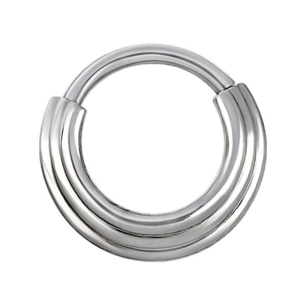 Clicker de septum plateado de acero quirúrgico sobre fondo blanco