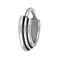 Clicker de septum plateado de acero quirúrgico con forma cóncava sobre fondo blanco