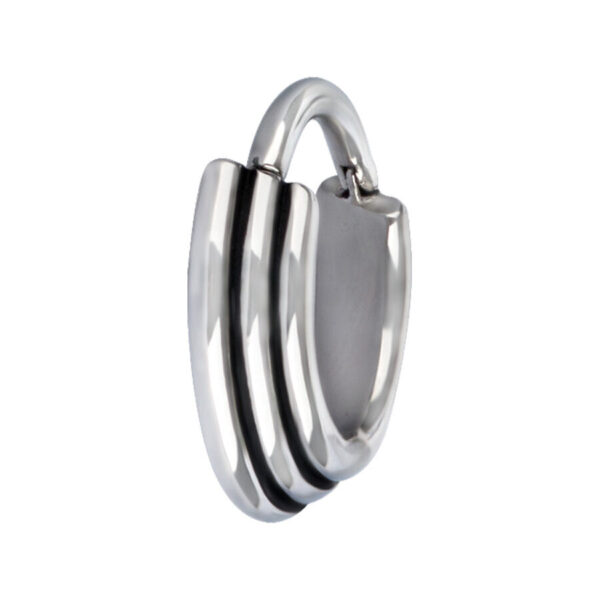 Clicker de septum plateado de acero quirúrgico con forma cóncava sobre fondo blanco