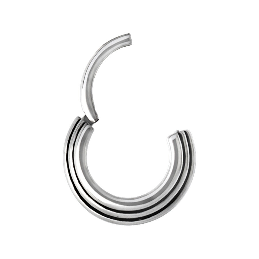 Clicker de Septum plateado con forma cóncava sobre fondo blanco