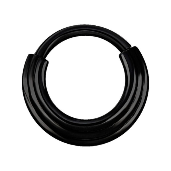 Clicker de septum de metal negro, 8mm de diámetro interno, sobre fondo blanco
