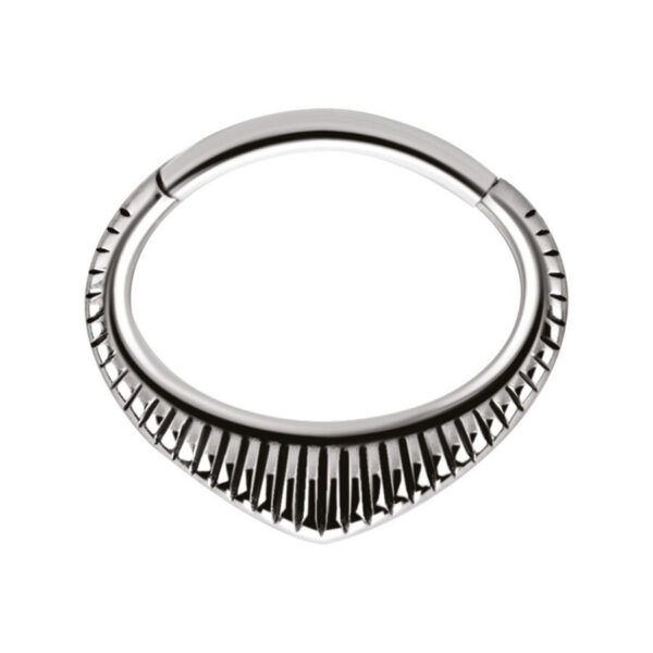 Anillo de piercing Indiana Clicker plateado con diseño dentado sobre fondo blanco