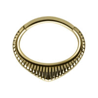 Clicker de septum dorado de acero quirúrgico 316L sobre fondo blanco