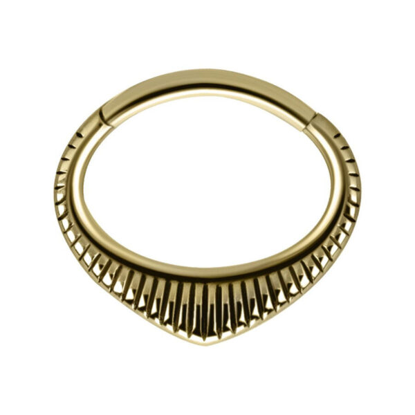 Clicker de septum dorado de acero quirúrgico 316L sobre fondo blanco