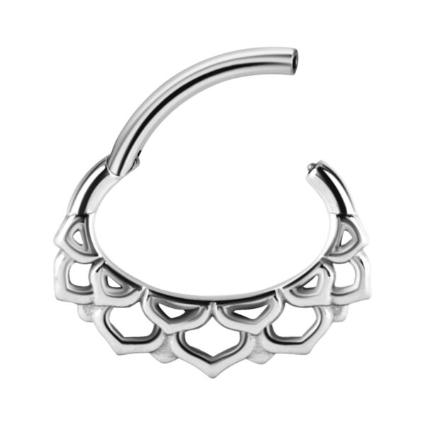 Clicker de septum plateado en forma de flor de acero quirúrgico sobre fondo blanco