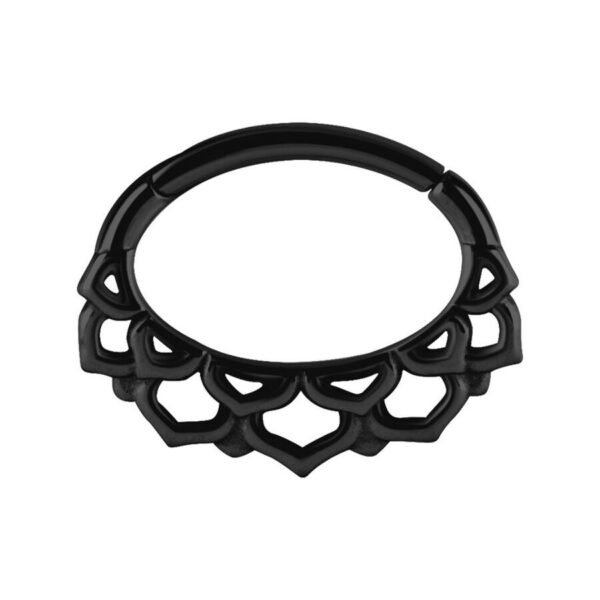 Anillo con bisagra negro con diseño floral sobre fondo blanco