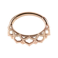 Clicker de septum en oro rosa con diseño de flores sobre fondo blanco