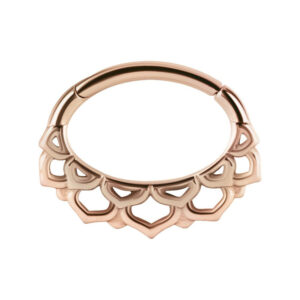 Clicker de septum en oro rosa con diseño de flores sobre fondo blanco