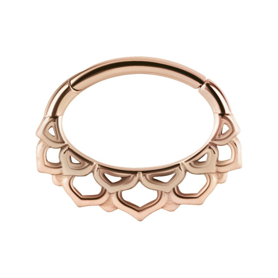 Clicker de septum en oro rosa con diseño de flores sobre fondo blanco
