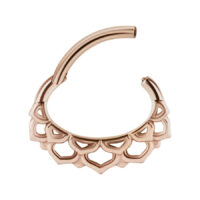 Clicker de septum roségold con diseño delicado sobre fondo blanco