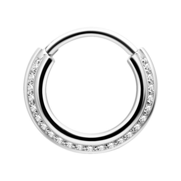 Clicker de septum plateado con cristales claros sobre fondo blanco