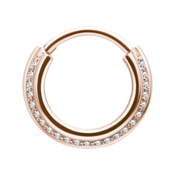 Clicker de septum de oro rosa con decoración de cristales sobre fondo blanco