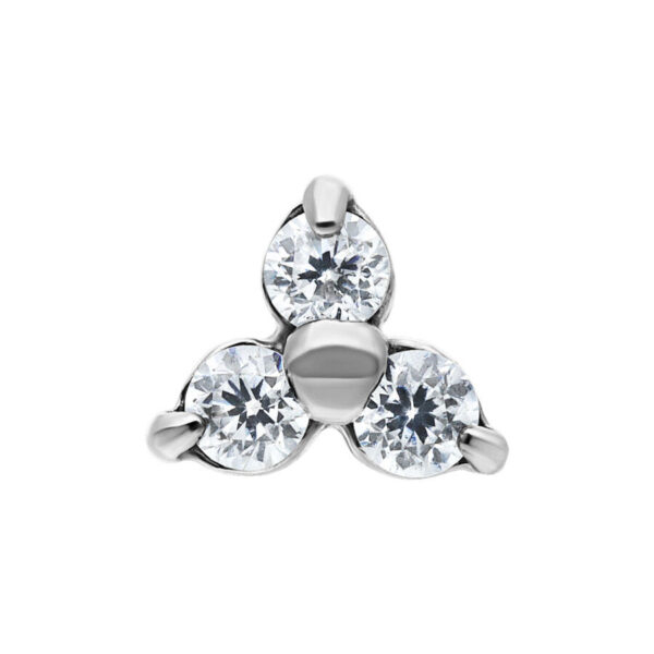 Accesorio de piercing plateado con tres cristales claros, fondo de estudio