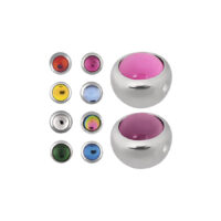 Bolas de clip plateadas con cristales de colores Bolas de piercing plateadas con cristales de colores sobre fondo blanco