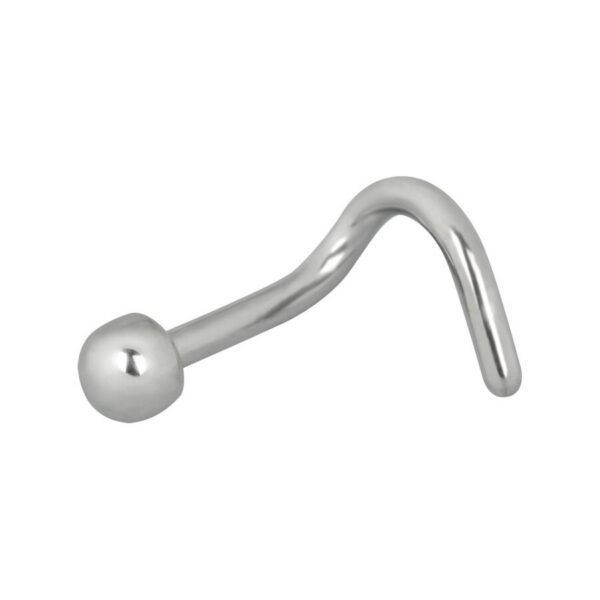 Piercing nasal plateado con bola y barra curva de titanio sobre fondo blanco